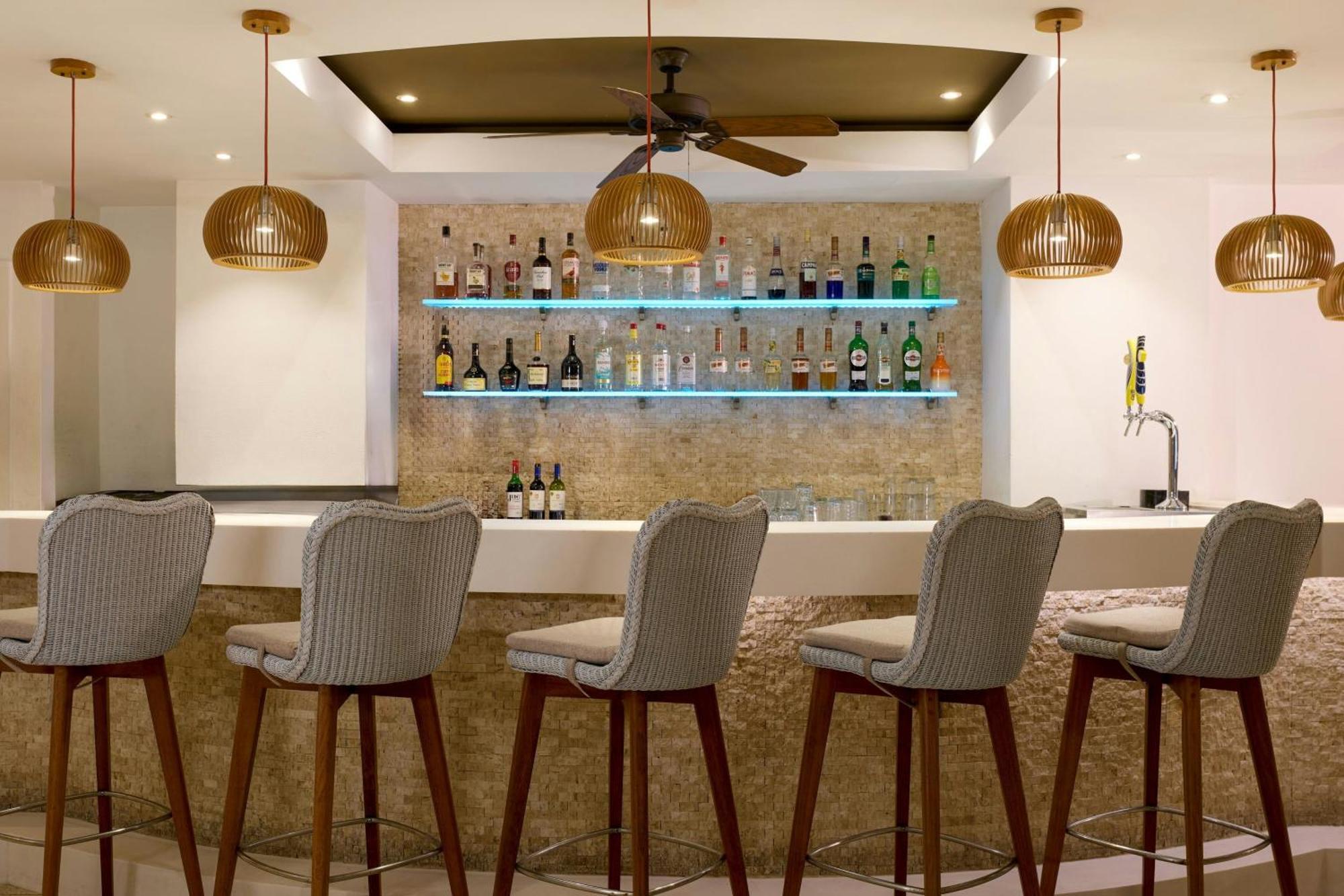Waves Resort & Spa, Barbados, An Autograph Collection All-Inclusive Resort Saint James Kültér fotó